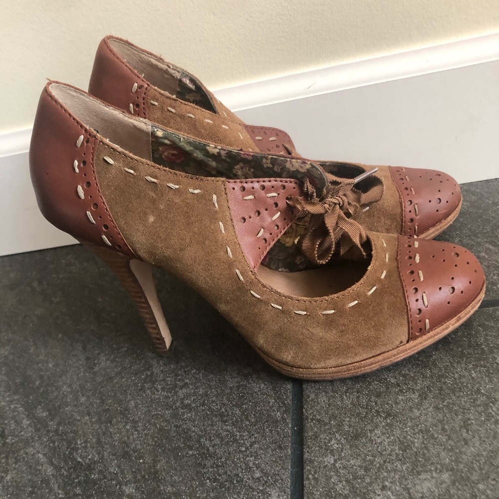 Closed-toe high heels